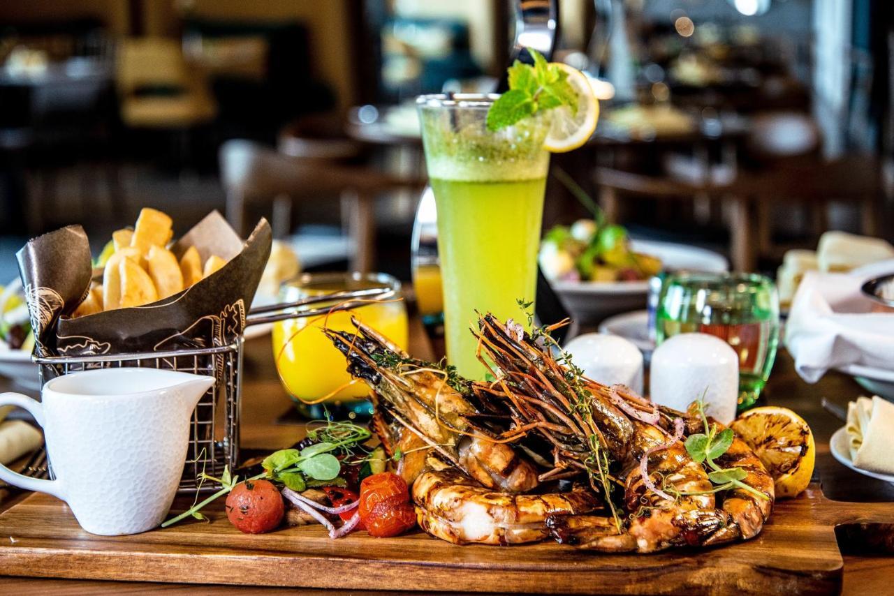 Pullman Sharjah Hotel Bagian luar foto A meal at the restaurant