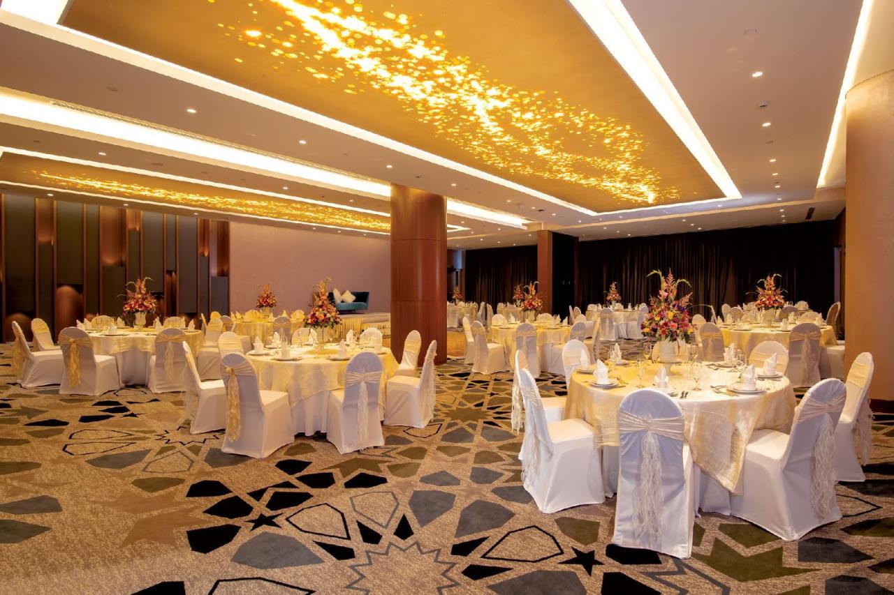 Pullman Sharjah Hotel Bagian luar foto The ballroom
