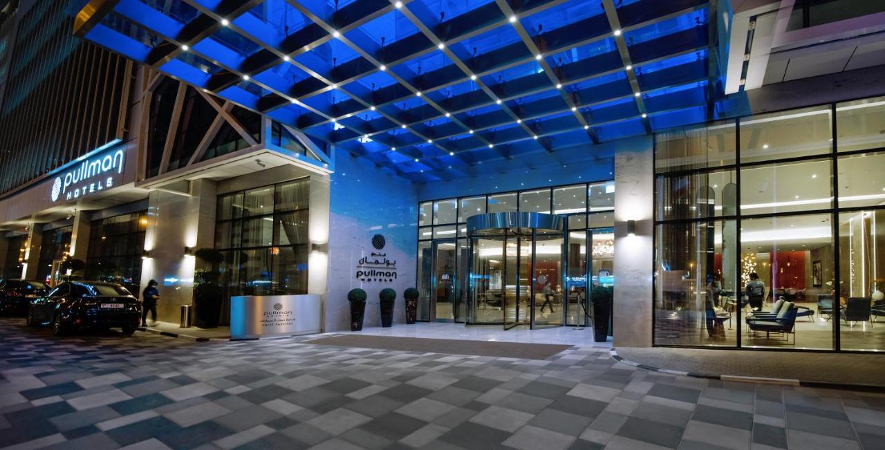 Pullman Sharjah Hotel Bagian luar foto Entrance of the hotel