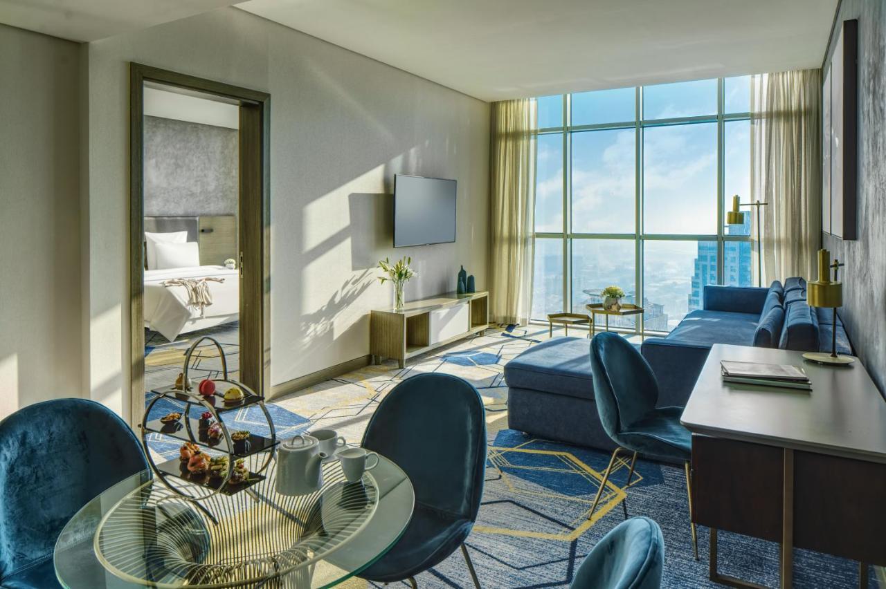 Pullman Sharjah Hotel Bagian luar foto A suite at the hotel