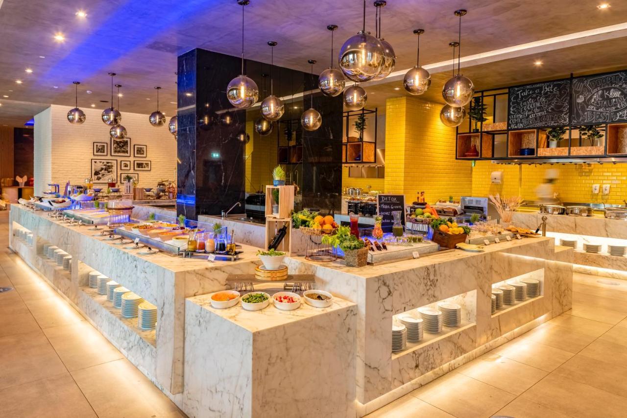 Pullman Sharjah Hotel Bagian luar foto The buffet at the hotel
