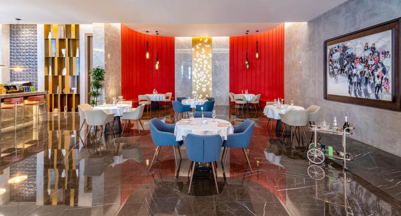 Pullman Sharjah Hotel Bagian luar foto The restaurant