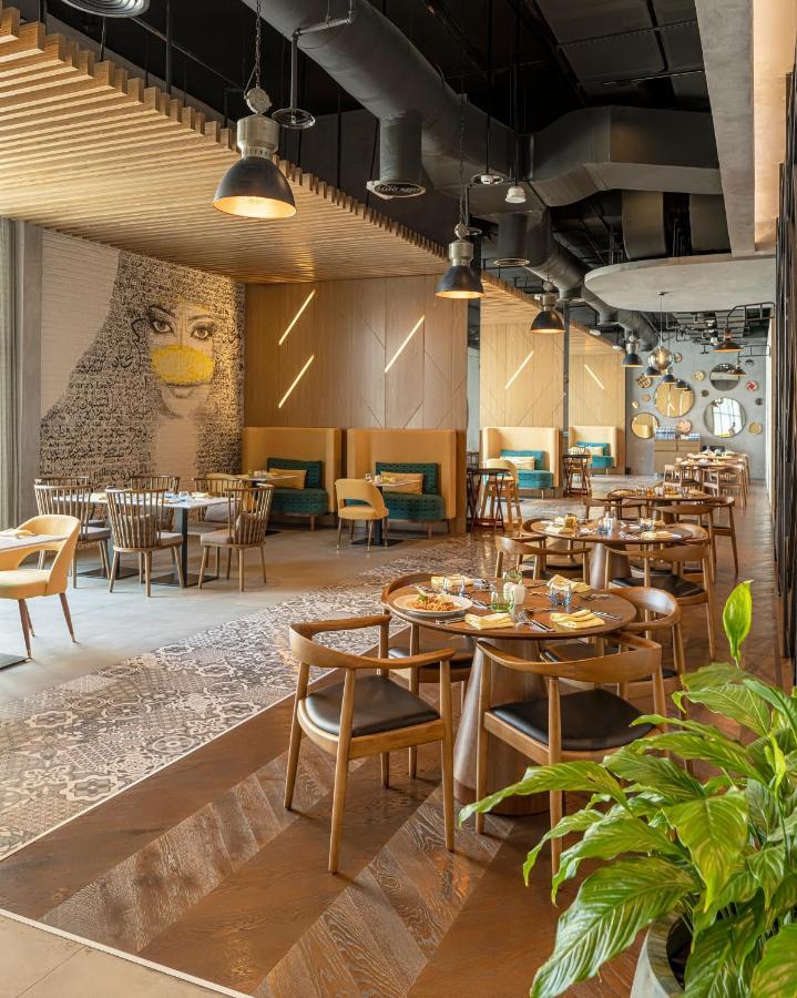 Pullman Sharjah Hotel Bagian luar foto Restaurant interior