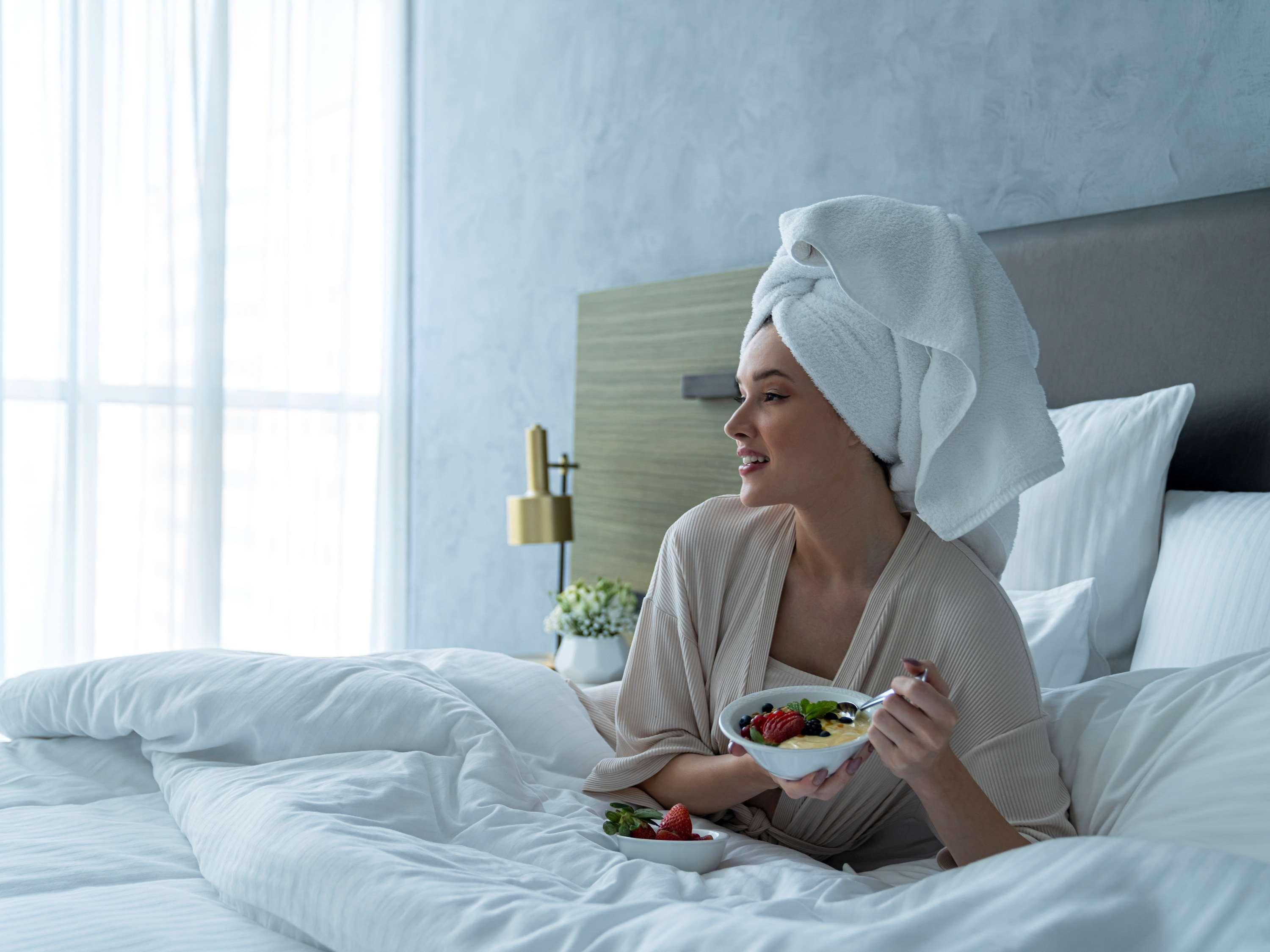 Pullman Sharjah Hotel Bagian luar foto A woman wearing a bathrobe