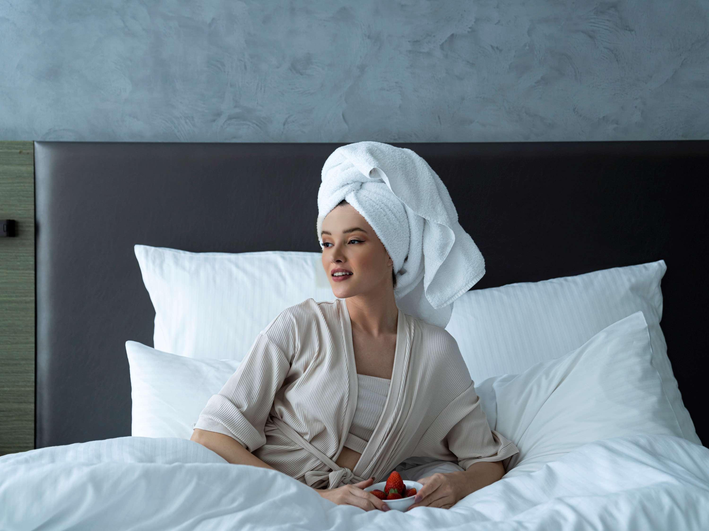 Pullman Sharjah Hotel Bagian luar foto A woman wearing a bathrobe