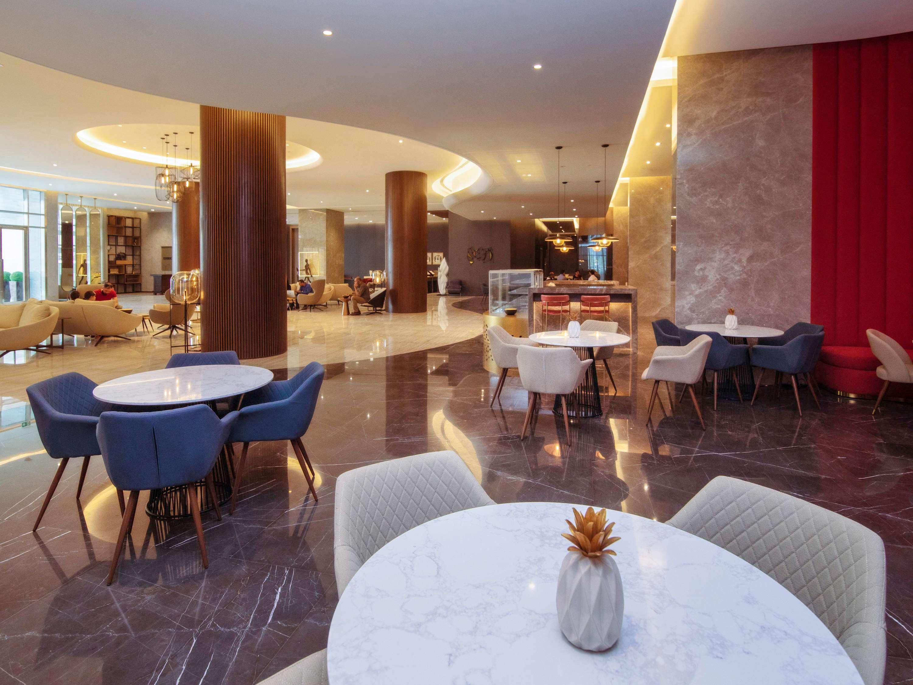 Pullman Sharjah Hotel Bagian luar foto Lobby