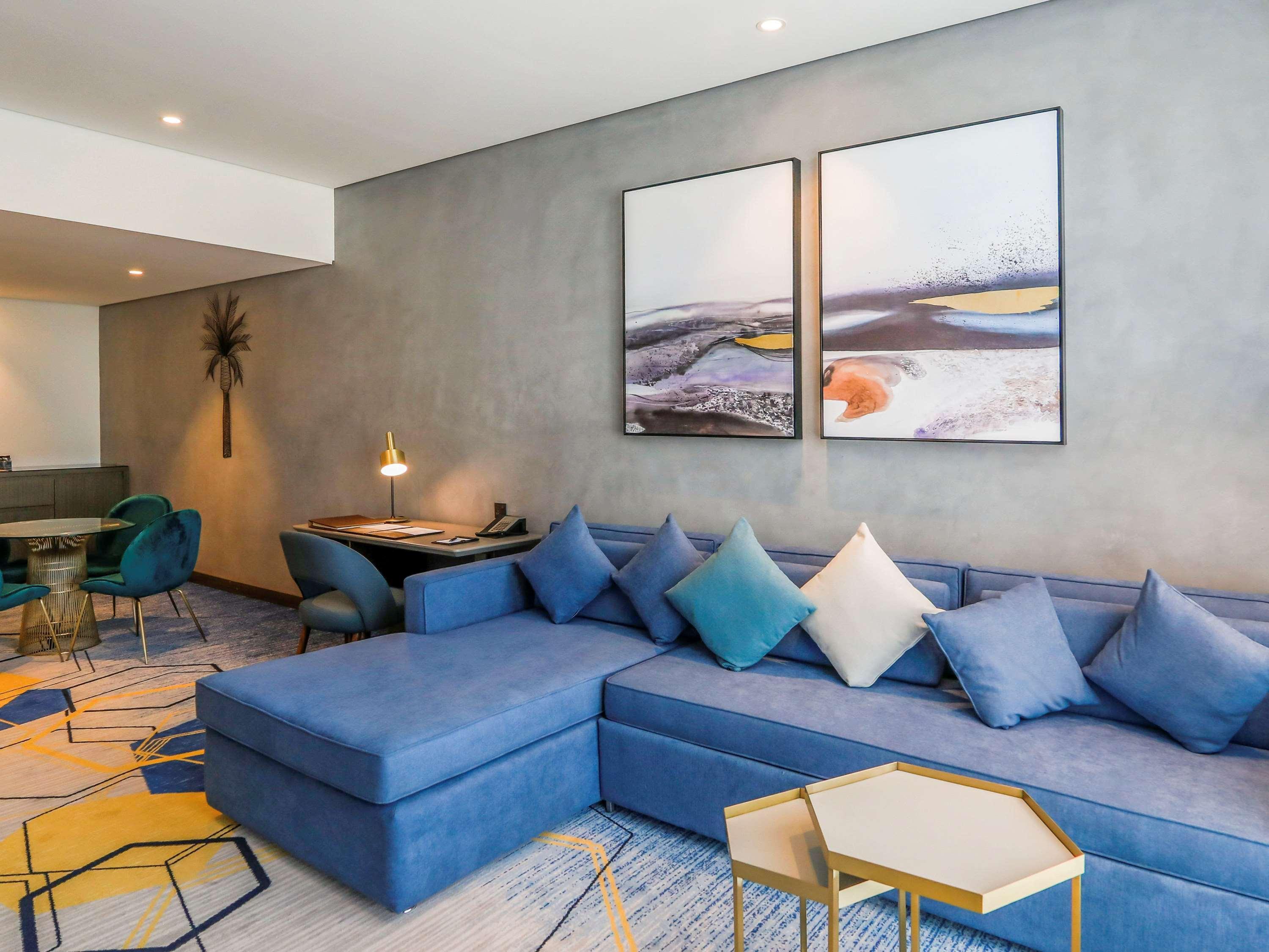 Pullman Sharjah Hotel Bagian luar foto A living room at the hotel