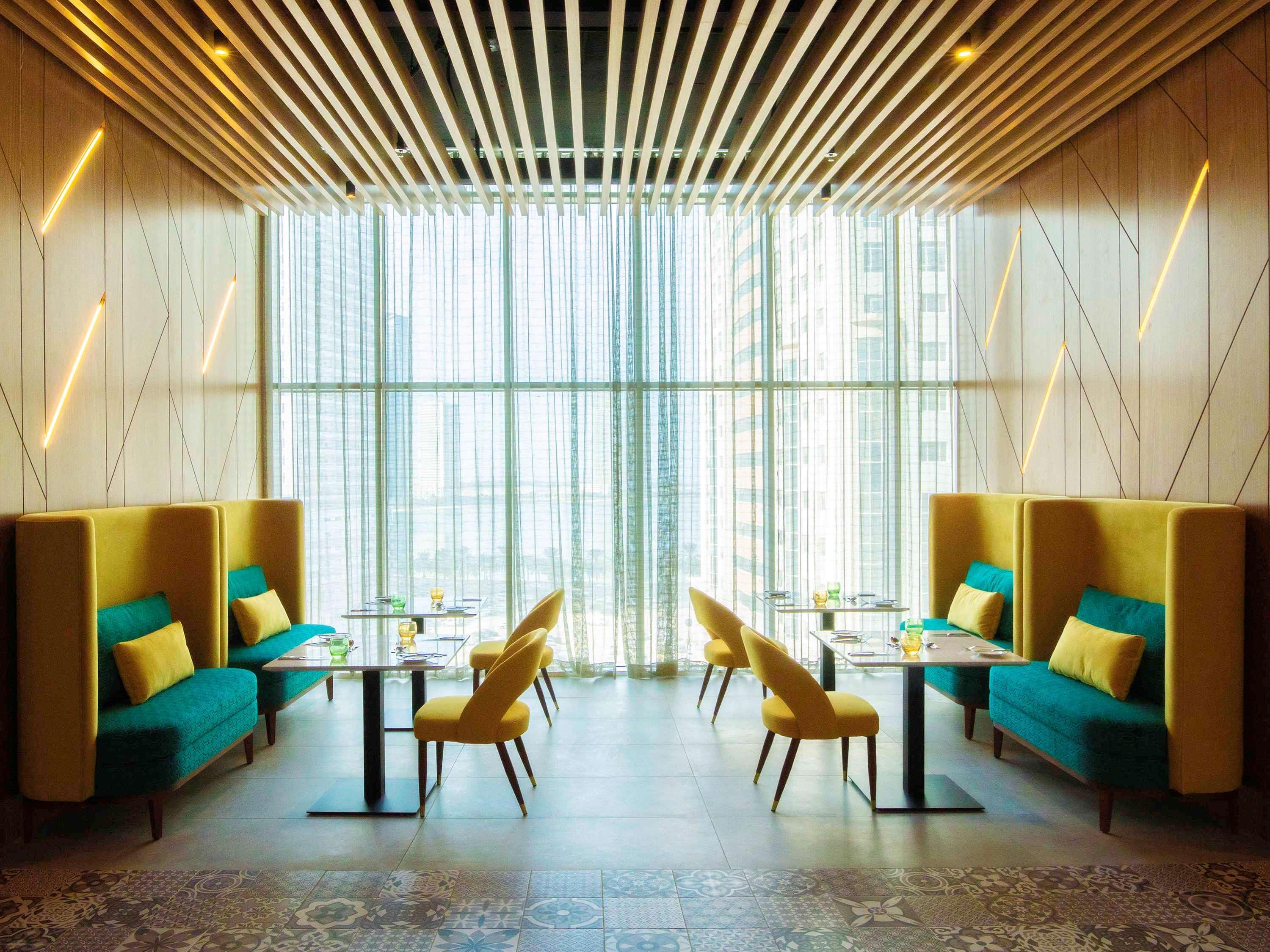 Pullman Sharjah Hotel Bagian luar foto The interior of the lounge