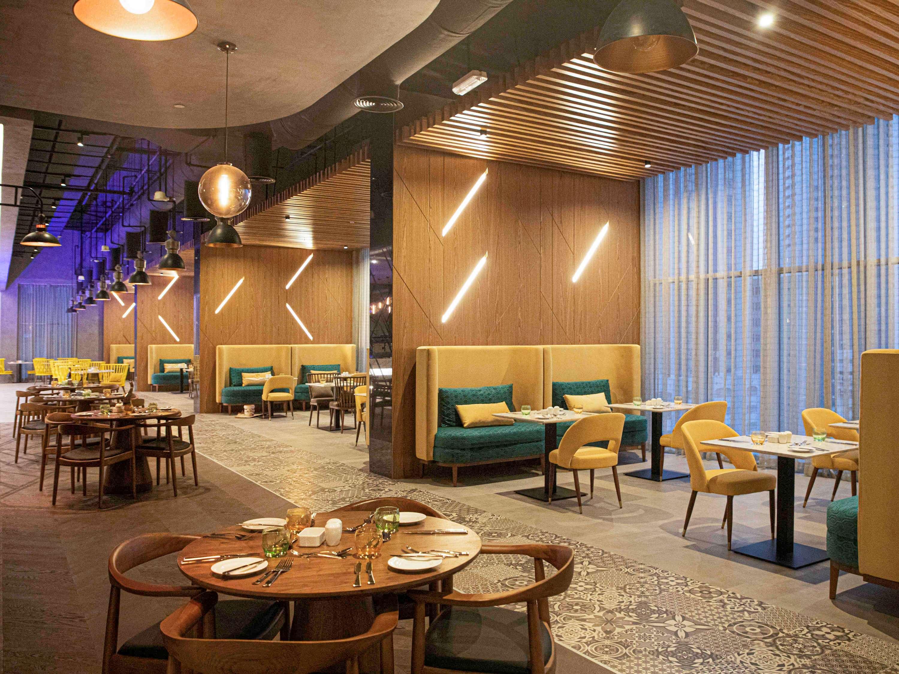 Pullman Sharjah Hotel Bagian luar foto The interior of the restaurant