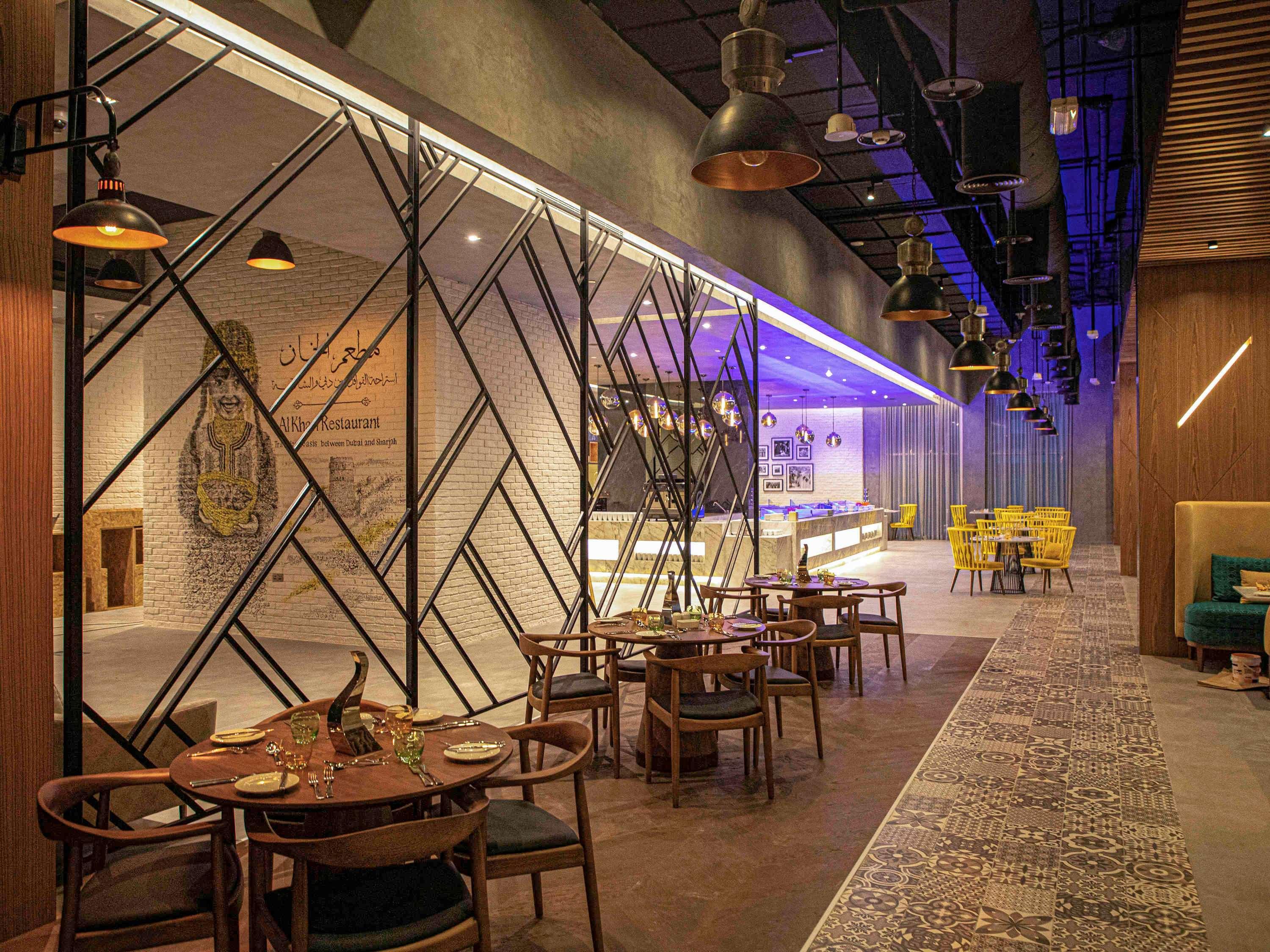 Pullman Sharjah Hotel Bagian luar foto The interior of the restaurant