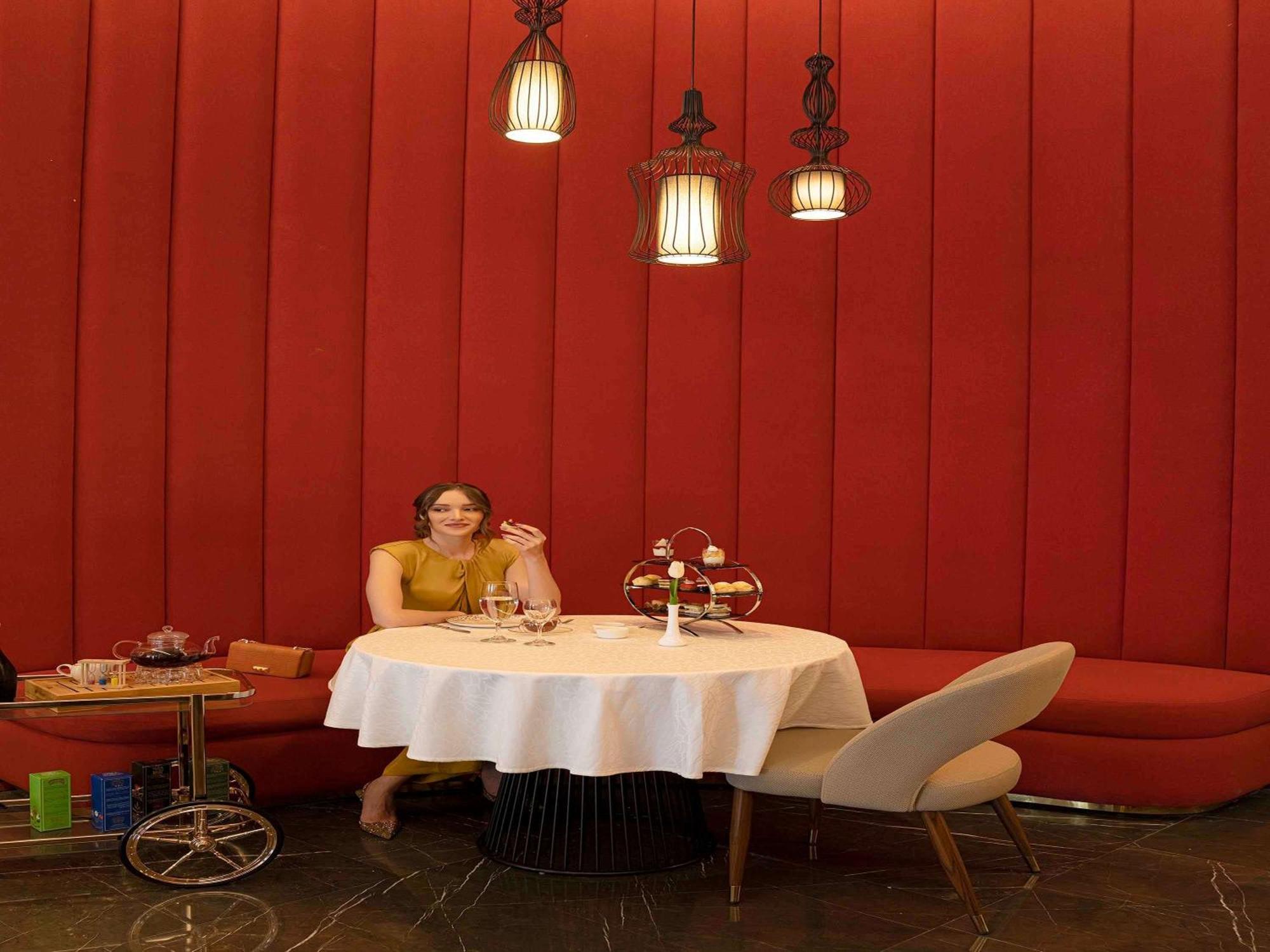 Pullman Sharjah Hotel Bagian luar foto The interior of the restaurant