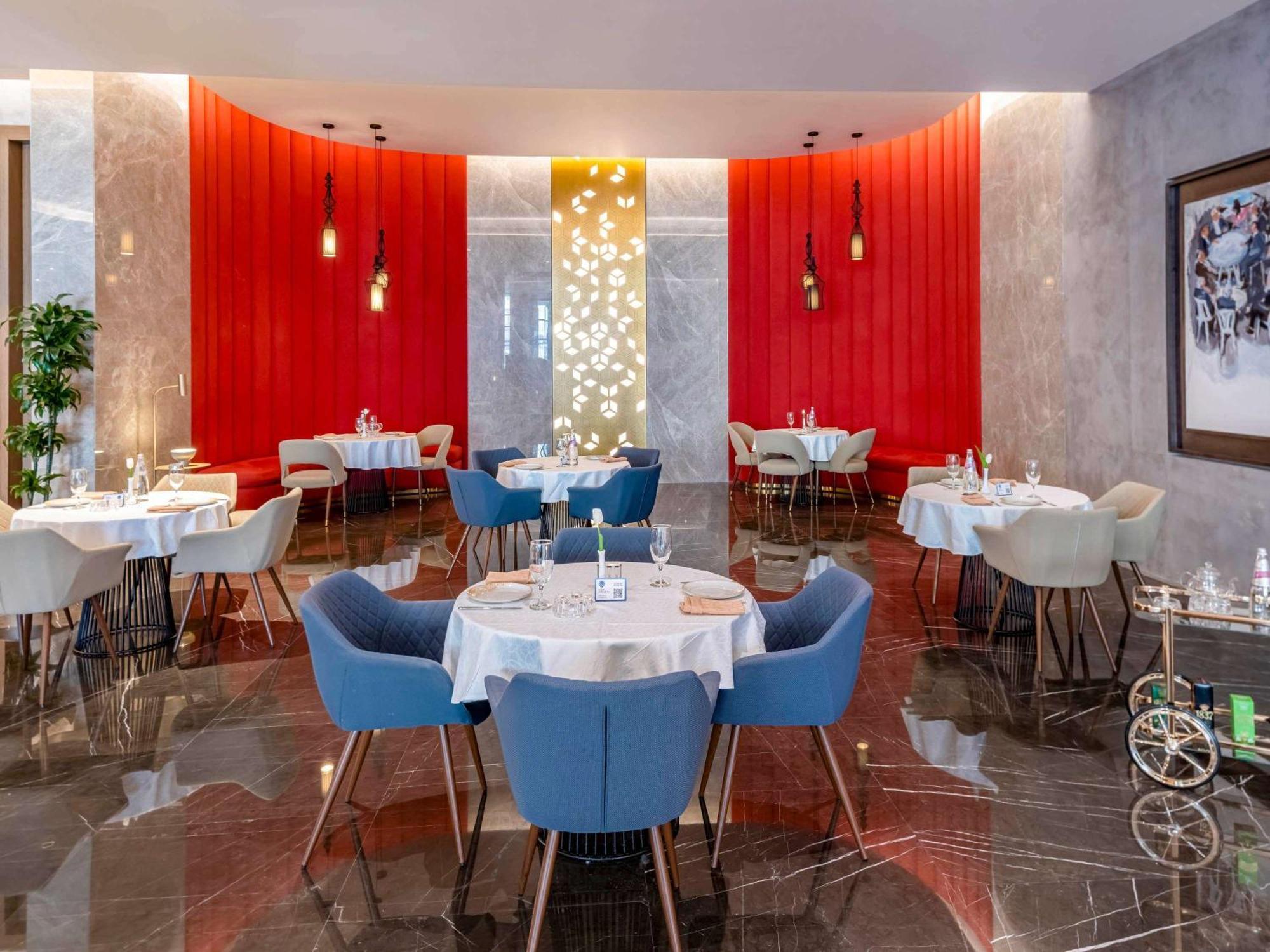 Pullman Sharjah Hotel Bagian luar foto Restaurant