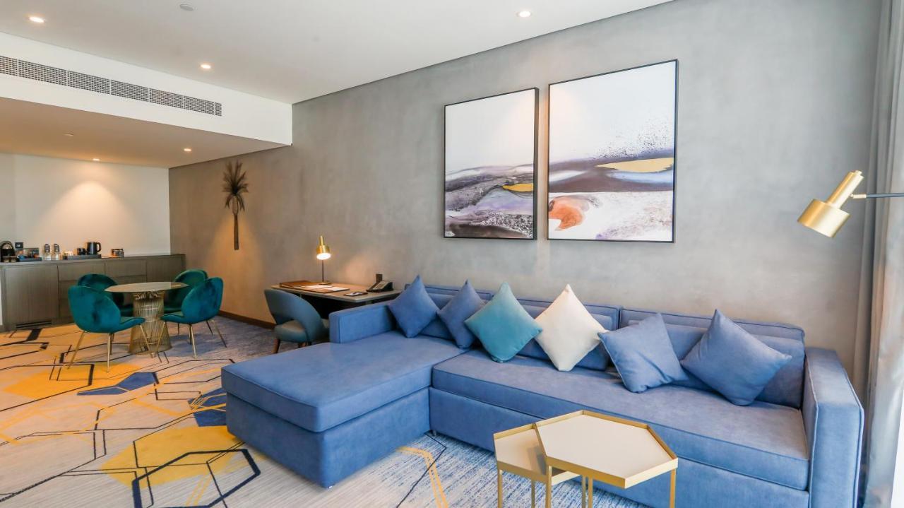 Pullman Sharjah Hotel Bagian luar foto A living room at the hotel