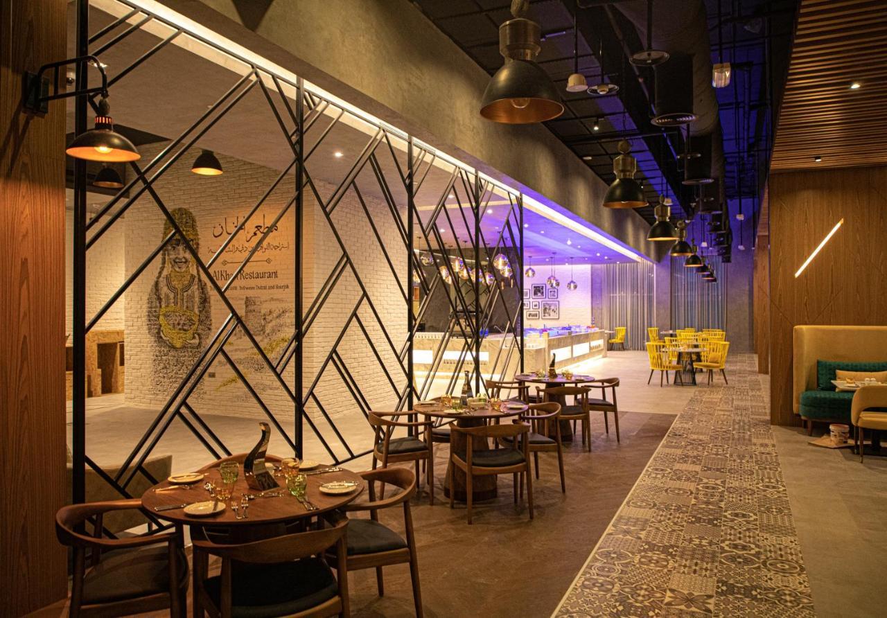 Pullman Sharjah Hotel Bagian luar foto The interior of the restaurant